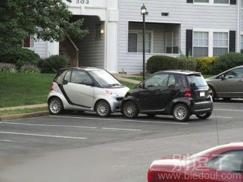 两个在对视的小轿车。 两个在对视的小轿车。