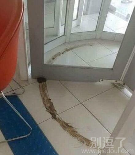 在门下的东西。。