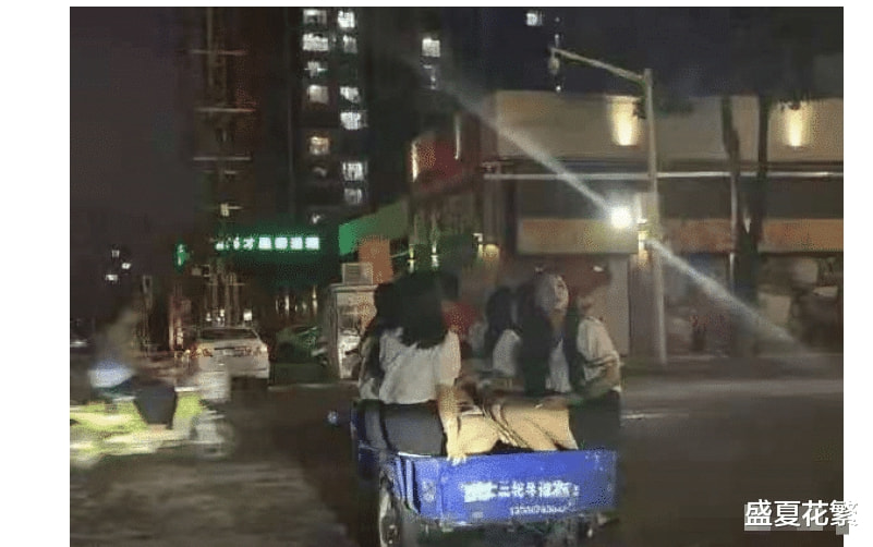 “妹子的心真大,能不能把东西收好在睡觉,让人看到了多尴尬啊!” “妹子的心真大,能不能把东西收好在睡觉,让人看到了多尴尬啊!”