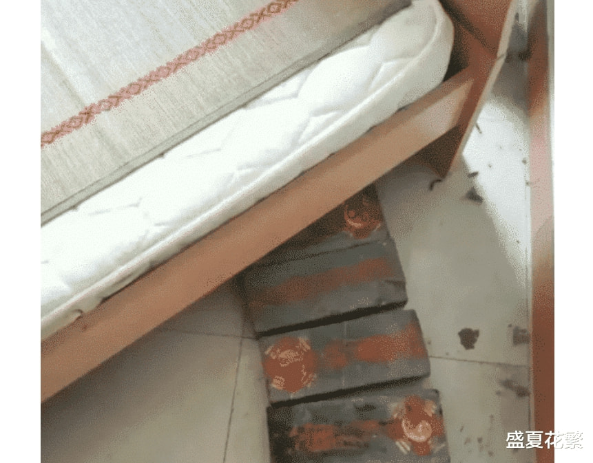 “妹子的心真大,能不能把东西收好在睡觉,让人看到了多尴尬啊!” “妹子的心真大,能不能把东西收好在睡觉,让人看到了多尴尬啊!”