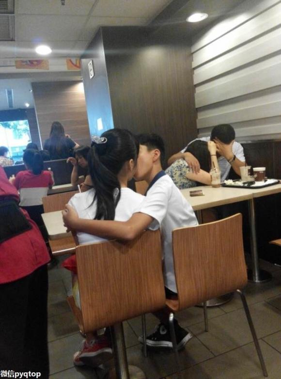 小屁孩,你们升初中了吗!?在麦当劳买一杯饮料居然就坐了一个下午,还不说话,一动就是亲!十分钟亲5次! 小屁孩,你们升初中了吗!?在麦当劳买一杯饮料居然就坐了一个下午,还不说话,一动就是亲!十分钟亲5次!