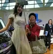 后面妹子笑的快不行了