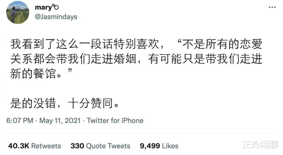 两个女生同时追我，左边成绩好右边家里有钱，我该追哪个哈哈哈