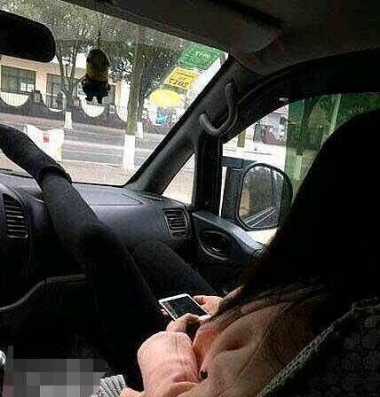 妹子这姿势很霸气啊