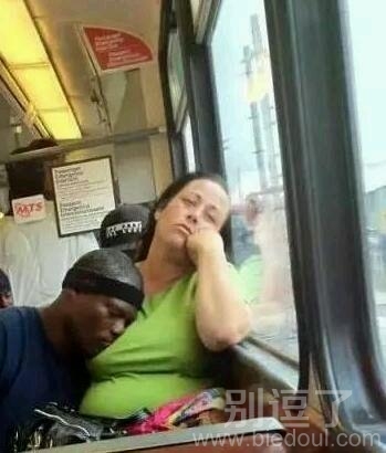 能在公交车上睡着，你就成功了一半