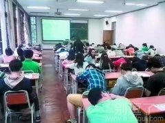 上课睡觉的同学。