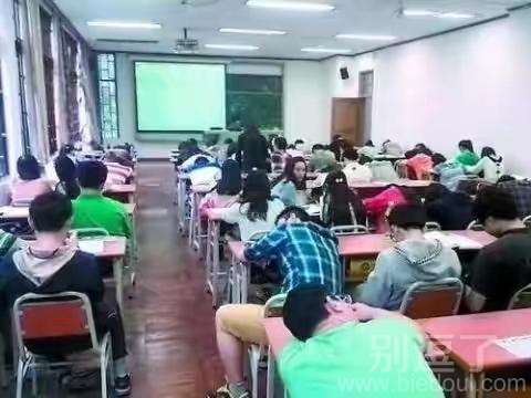 上课睡觉的同学。 上课睡觉的同学。