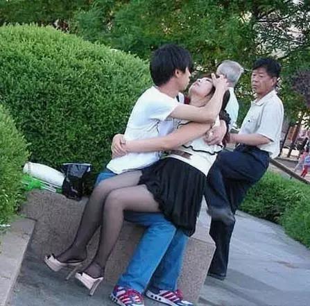 大哥只能眼睁睁的看着 大哥只能眼睁睁的看着
