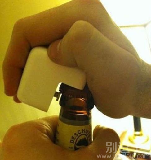 能开瓶子的充电器。
