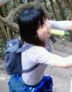 正在爬山的妹子。 正在爬山的妹子。