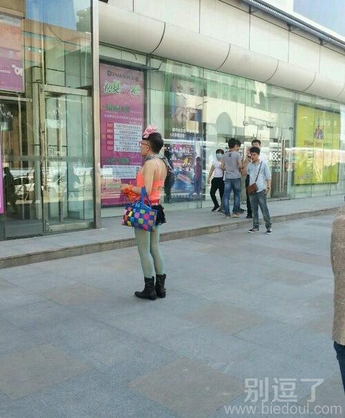 穿着女人衣服的男人。 穿着女人衣服的男人。