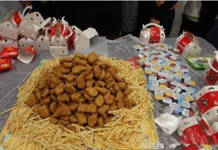 终于可以坐下来吃了