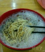 一碗起泡的面条。