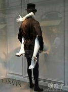 橱窗设计，用很有创意的方式展示鞋子与手镯