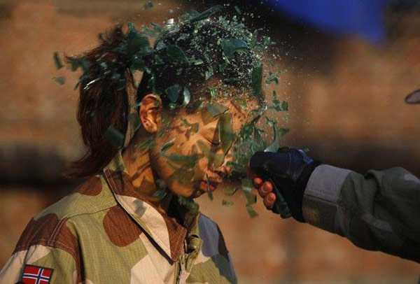 年轻人在社会中的搞笑图片