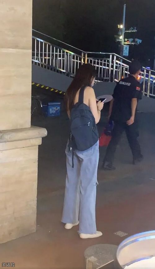她就背个书包到处跑？