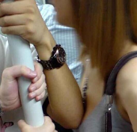 妹纸，你这是自己让人家吃豆腐啊？!