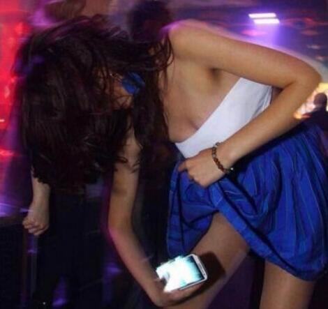 姑凉,你这样拍挺累的,要不要让我帮你拍? 姑凉,你这样拍挺累的,要不要让我帮你拍?