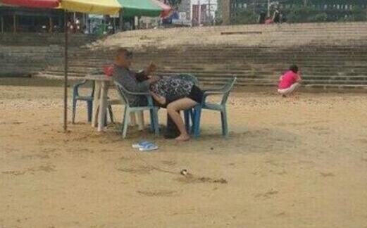 那个粉红色衣服大妈吨=蹲在哪那干嘛啊? 那个粉红色衣服大妈吨=蹲在哪那干嘛啊?