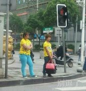 两个撞衫的人。。 两个撞衫的人。。