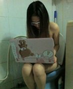 上厕所也不能忘了上网，这是在裸聊吗内涵图片