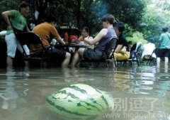 找几个人一起去街上打牌吧