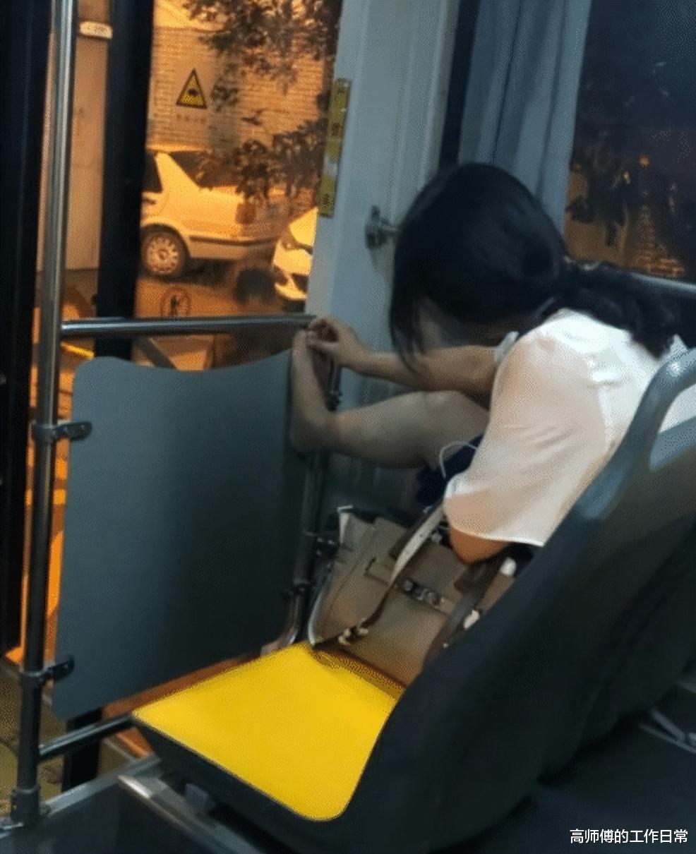 老婆说要回味一下学生时代,但衣服不太合身! 老婆说要回味一下学生时代,但衣服不太合身!