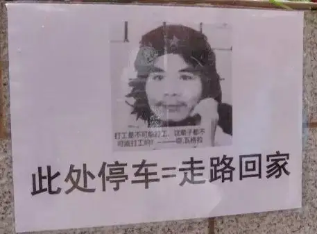 轻松一刻:大庭广众之下,俩男生靠这么近不合适吧 轻松一刻:大庭广众之下,俩男生靠这么近不合适吧