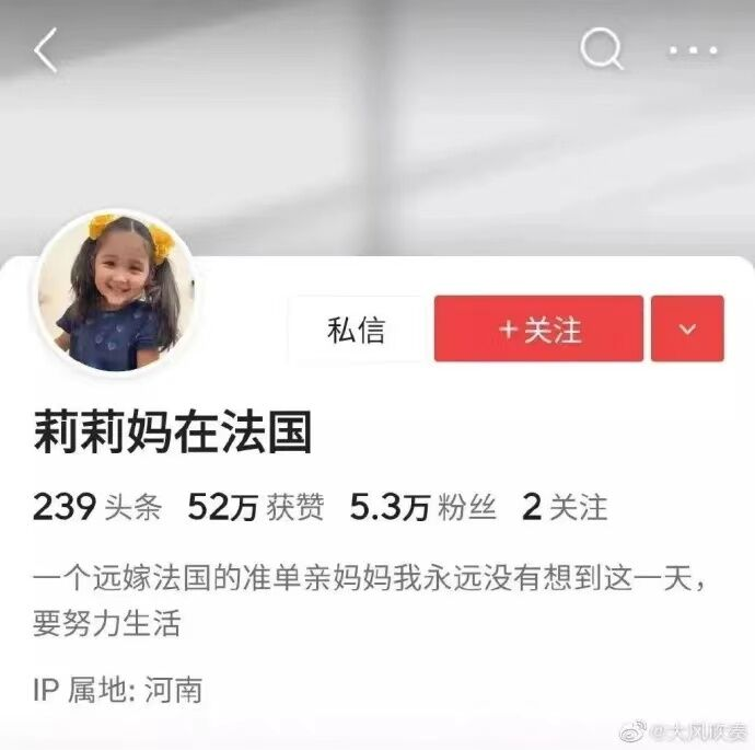 轻松一刻:大庭广众之下,俩男生靠这么近不合适吧 轻松一刻:大庭广众之下,俩男生靠这么近不合适吧