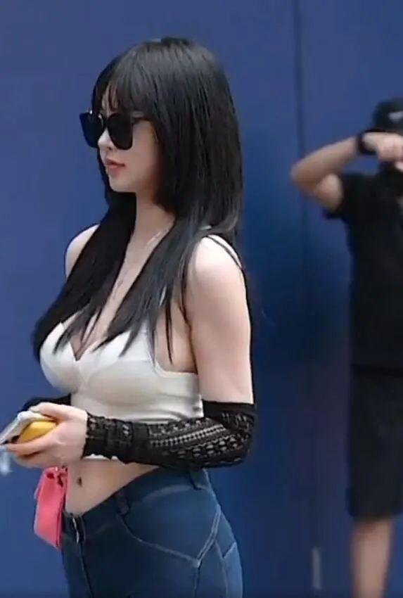 轻松一刻：女贼半夜求刺激，偷人岂不是更刺激？