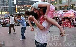 秀个恩爱要这么高调吗 秀个恩爱要这么高调吗