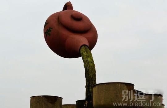 这茶的颜色有点不对