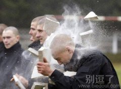 用头破砖的人。。