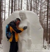 抱着石头的哥们。。 抱着石头的哥们。。
