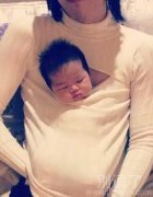 想不到开胸毛衣还有带孩子的用途