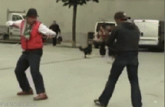 腿法不精，人没踢到，先摔一跤