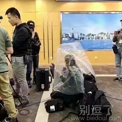 记者使用隔音设备，在两会现场发回报道！