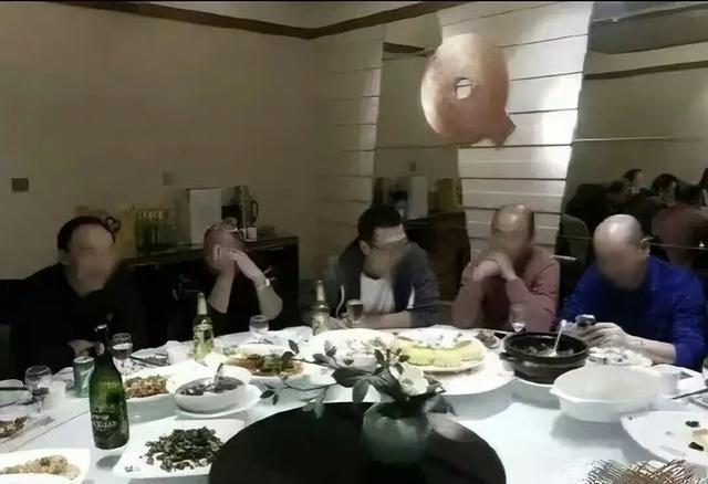 “程序员在网上晒出了与领导吃饭时的照片!”哇哈哈哈哈 “程序员在网上晒出了与领导吃饭时的照片!”哇哈哈哈哈