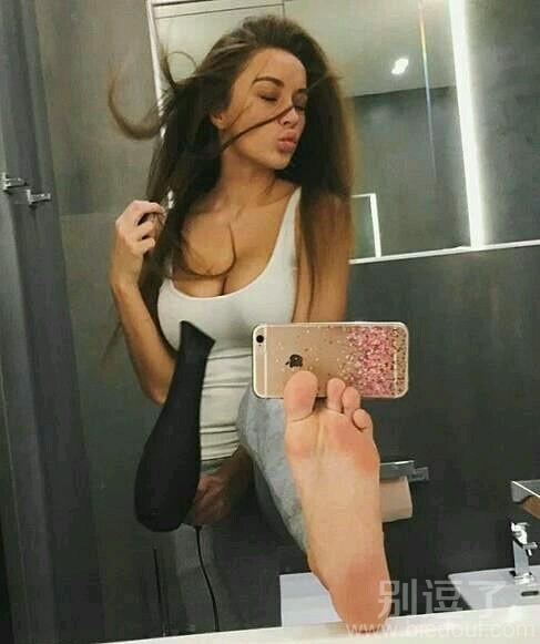 正在自拍的美女。。 正在自拍的美女。。