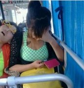 这个睡姿有点太抢镜了