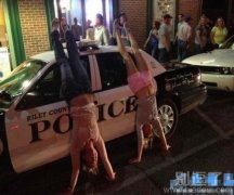 这是在比赛倒立? 这是在比赛倒立?