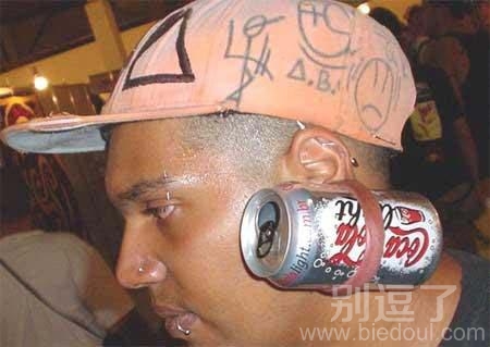 原来耳朵上的肉这么有弹性呀