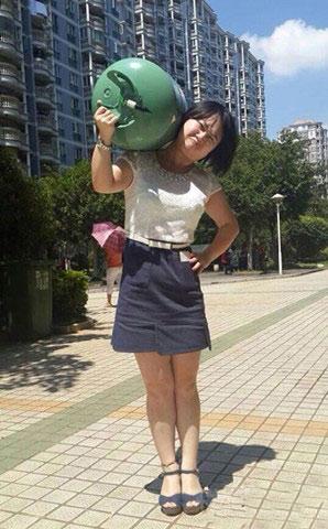 女汉子扛煤气罐图片 女汉子扛煤气罐图片