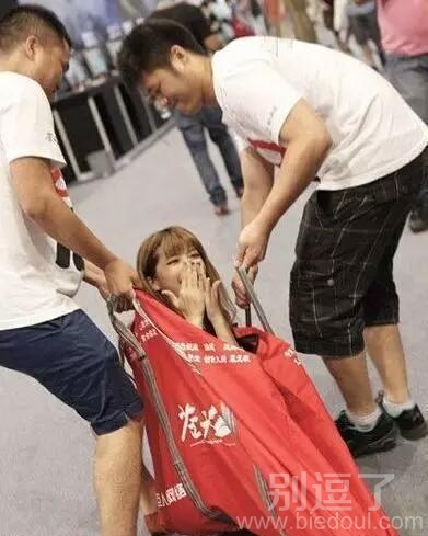 看着妹子还挺乐意的