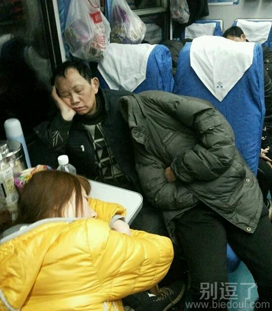 火车上的各种睡觉姿势。 火车上的各种睡觉姿势。