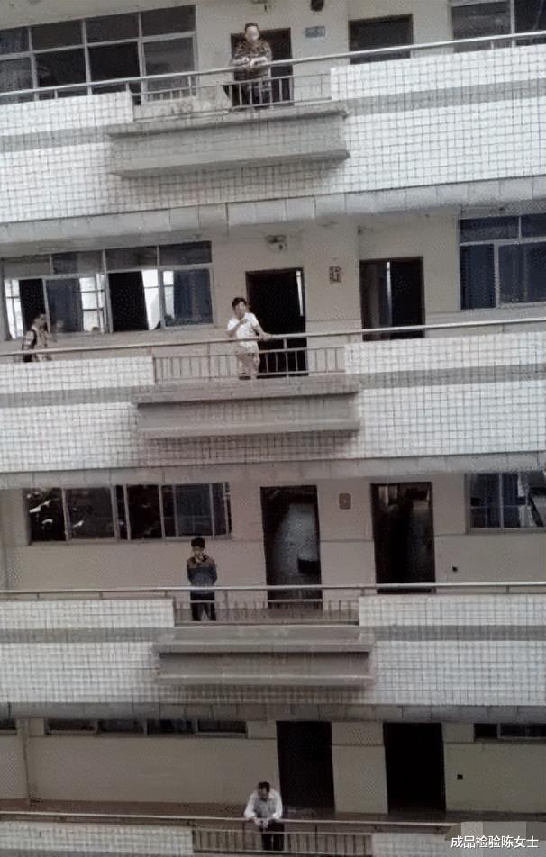 “老婆非要买这个电子表,大家帮忙看看要几百块?” “老婆非要买这个电子表,大家帮忙看看要几百块?”
