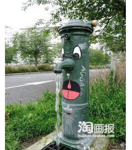 恶搞图片马路上的水管水桶发挥你的想像。