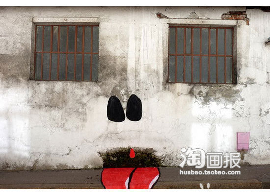 恶搞图片马路上的水管水桶发挥你的想像。