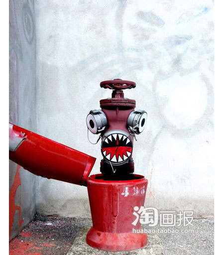 恶搞图片马路上的水管水桶发挥你的想像。