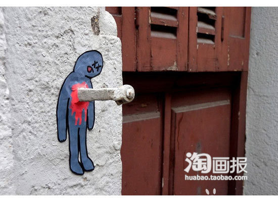 恶搞图片马路上的水管水桶发挥你的想像。